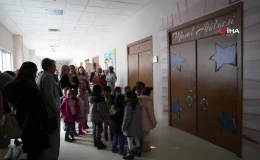 Erzincan Üniversitesi öğrencileri anaokulu öğrencilerine masal anlatıyor