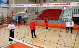 Depremde yaralanan 12 yaşındaki Fatma Ceylin Dokuyucu, voleybolla hayata tutunuyor