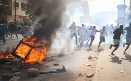 Senegal’de cumhurbaşkanı seçimi süresiz ertelendi, sokaklar savaş alanına döndü