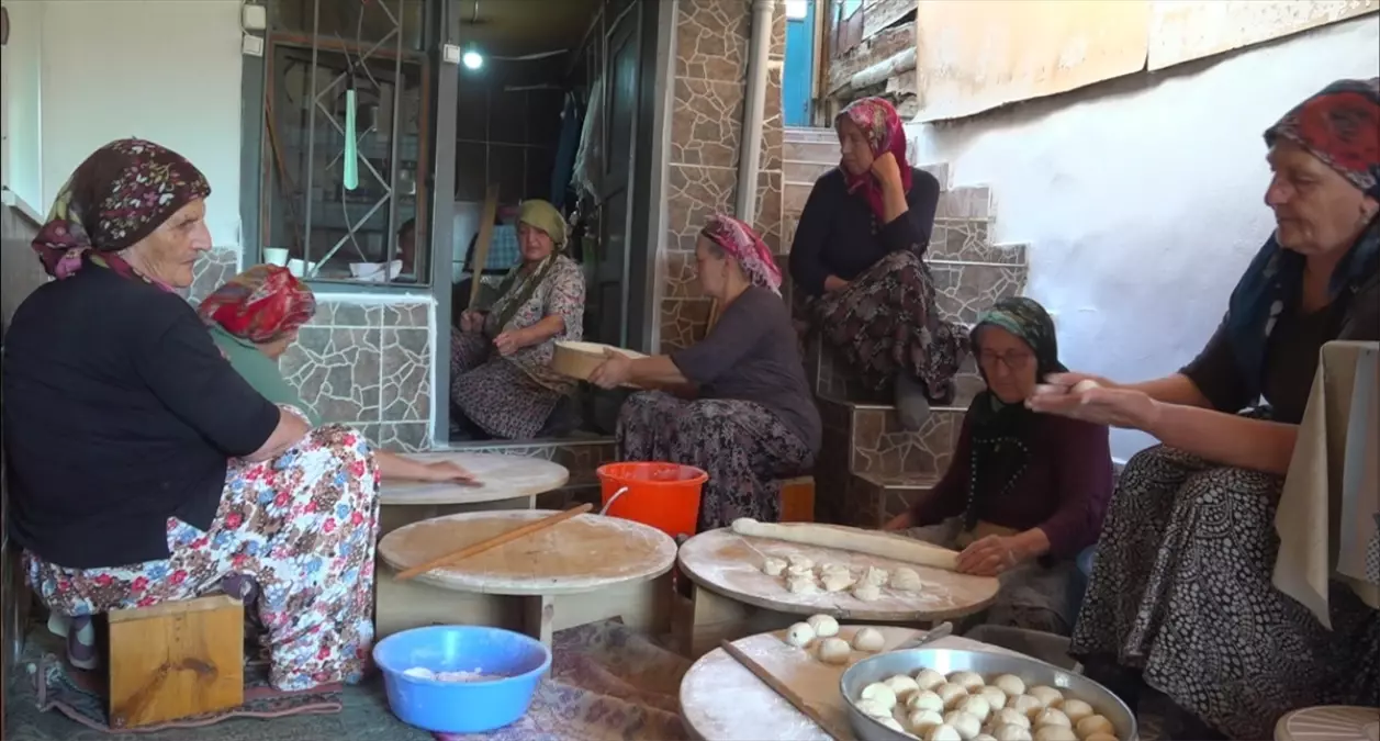 Gümüşhane’de Kadınlar İmece Usulü Kışlık Yiyecekleri Hazırlıyor