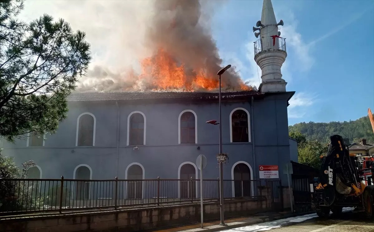 564 Yıllık Cami Yangında Hasar Aldı