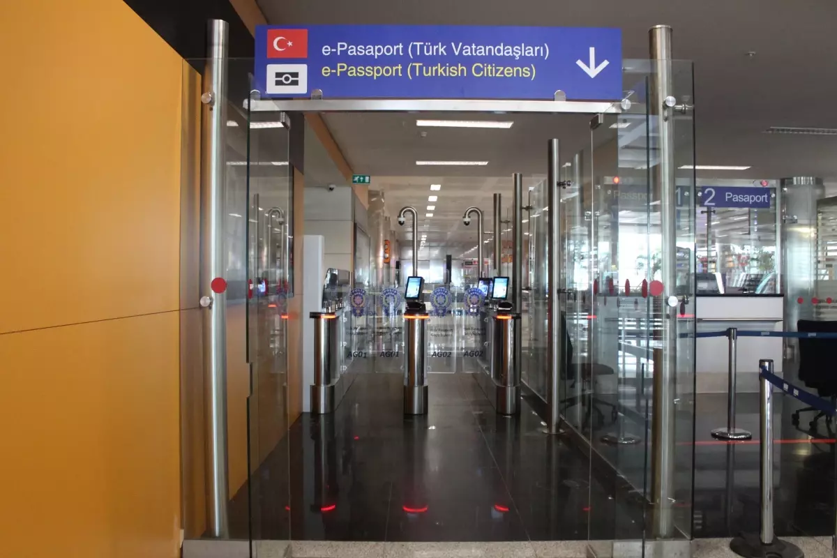 İzmir Havalimanı’nda Yeni E-Pasaport Sistemiyle 20 Saniyede Kontrol