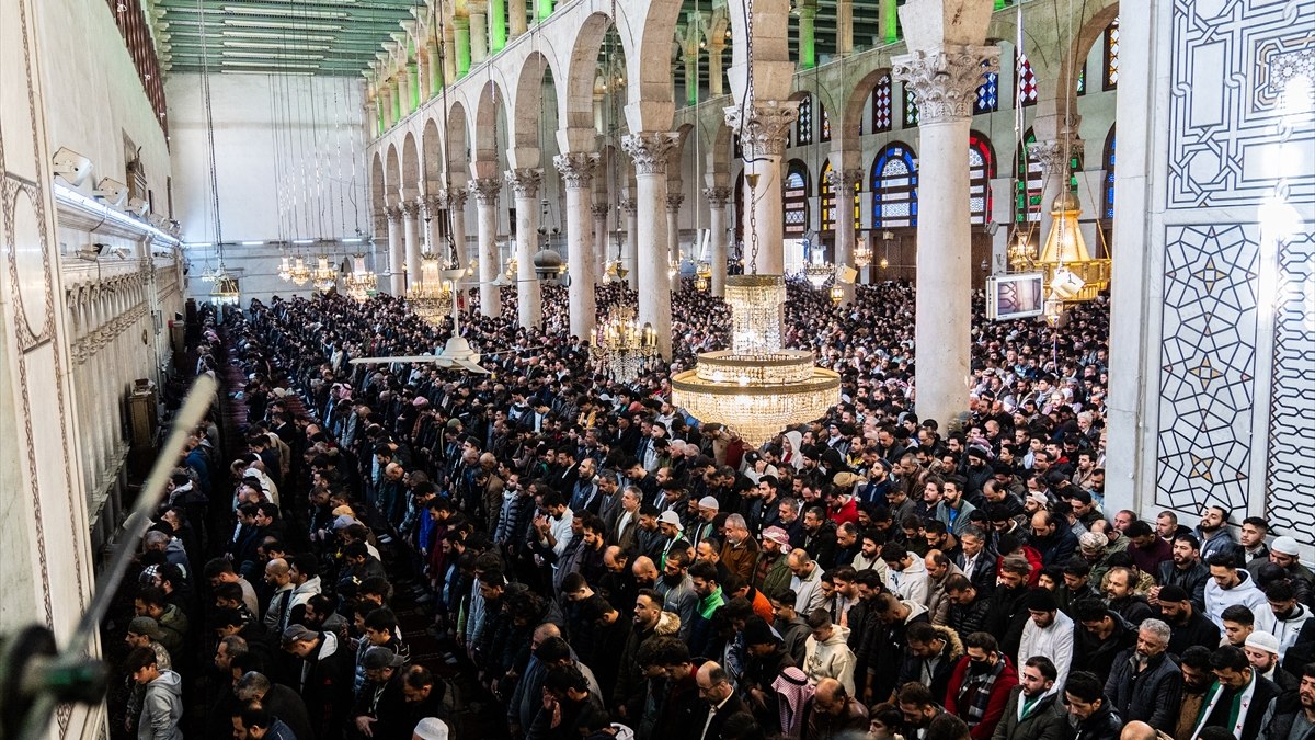 Özgür Suriye’de ilk cuma namazı: Emevi Camii doldu taştı